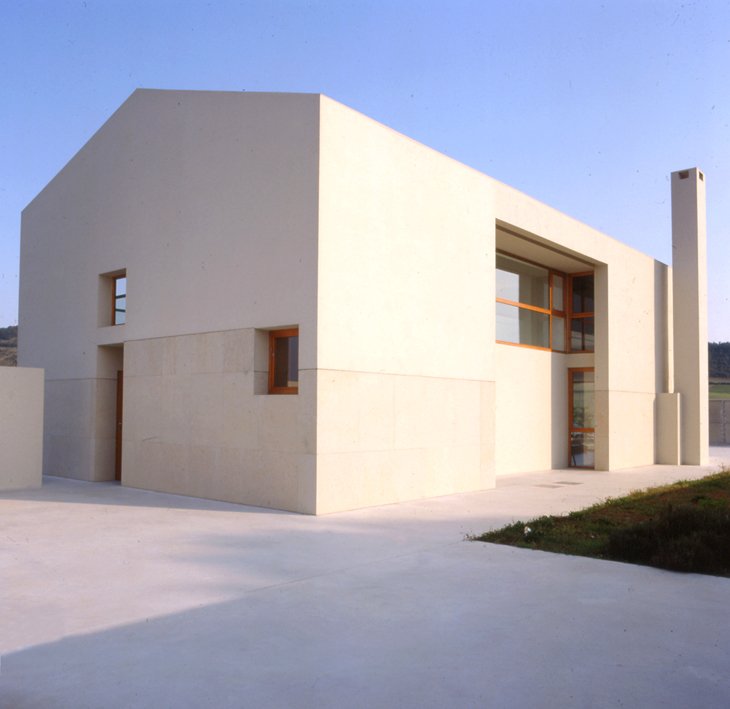 ro_almonacid's tweet photo. CASA T.SINCLAIR: una #100x100masterhouses obra de R.Ercilla + M.A.Campo (Gardelegui, Álava, 1995-97). Un arquetipo elemental q atrapa el paisaje rural con profundos huecos contemporáneos.

(A @dgllana en su 42 cumpleaños... 😉). https://t.co/QBmGwPFJRI