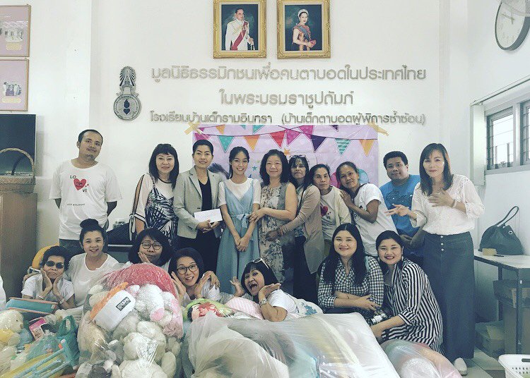 true_fantasia's tweet photo. "พลอยใส" พร้อมคุณแม่ และแฟนคลับ ร่วมทำบุญในวันเกิด ที่ โรงเรียนบ้านเด็กรามอินทรา (บ้านเด็กตาบอดผู้พิการซ้ำซ้อน) มอบเงินบริจาคเครื่องใช้และเลี้ยงอาหารกลางวันน้องๆกันอย่างอบอุ่น #TrueFantasia https://t.co/3RyqVGHom3