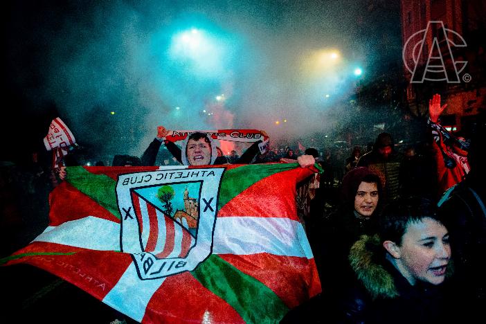 AthleticClub's tweet photo. 📸 Así han recibido los aficionados al autobús de los jugadores #athletic #AthleticRealMadrid https://t.co/uegGgjym7D