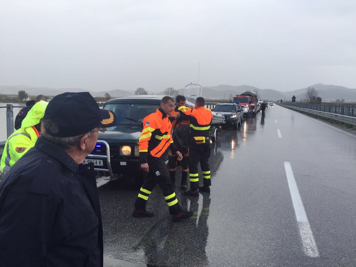 AME_MPB's tweet photo. Sot ekipet e Kërkim Shpëtimit nga Kosova arritën ne Shqipëri dhe morren udhëzimet për intervenim ne zonat e prekura nga vërshimet. https://t.co/igAzeblJEF