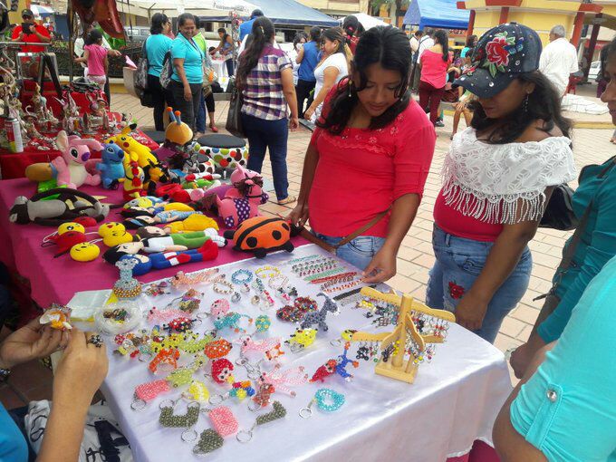 ParticipaMIES's tweet photo. En el cantón Santa Rosa del Distrito #Piñas se desarrolló la Feria Agro Artesanal "El Oro Produce" con emprendedoras de los Créditos de Desarrollo Humano y Asociados de la Economía Popular y Solidaria
@IvanEspinelM https://t.co/XBETzlcHM8