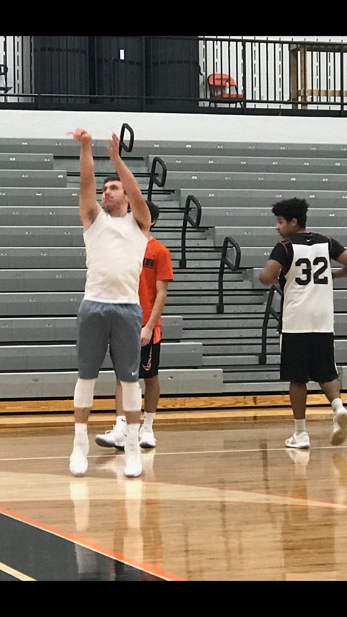 RidgewoodHoops's tweet photo. Extra Work After Practice #FindingTheGroove #WoodHoops #WorkEthic https://t.co/nZbv976XIv