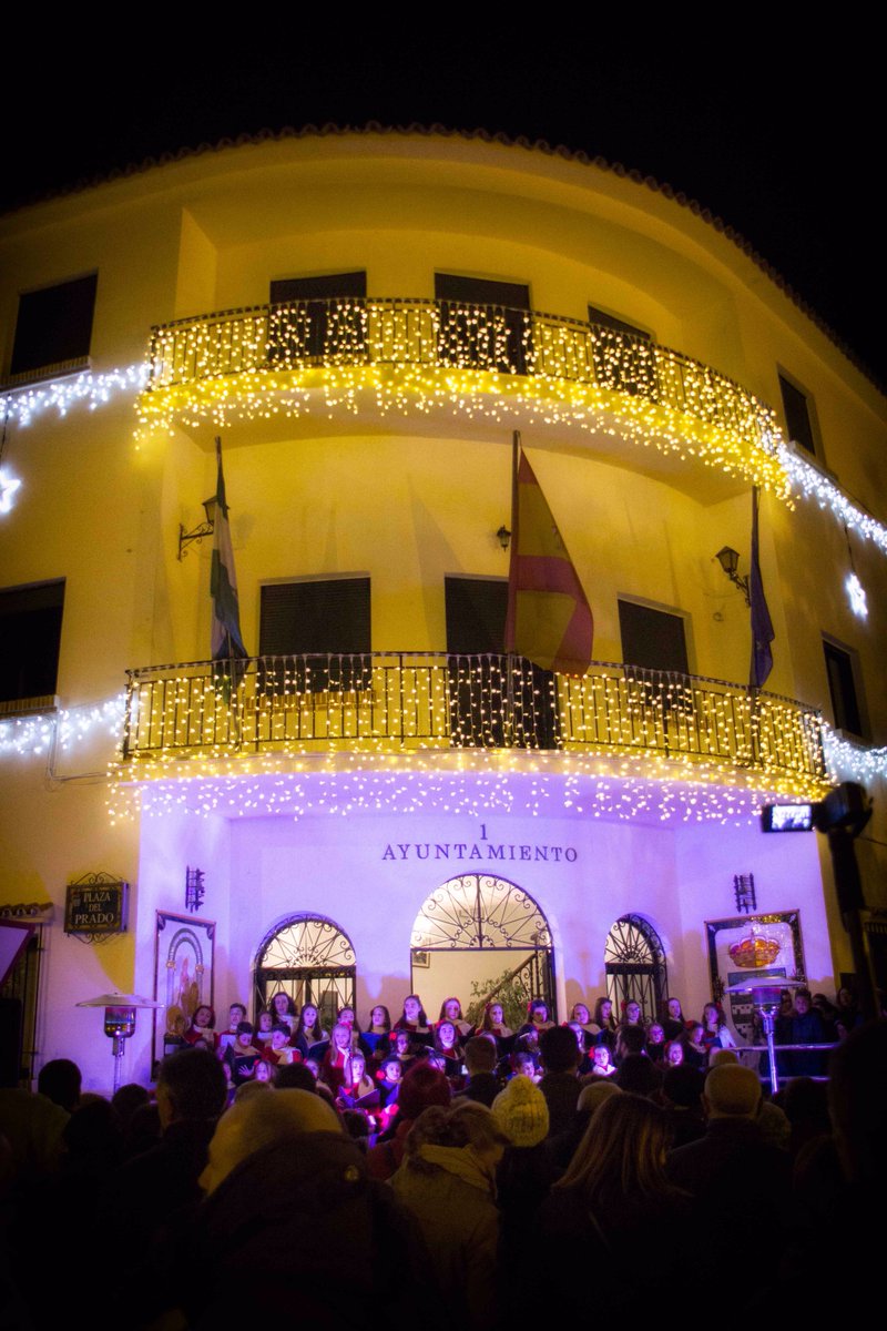 vvatrabuco's tweet photo. Las voces del Coro del CEIP López Mayor anuncian la navidad en Villanueva del Trabuco https://t.co/wdX4LR7Six