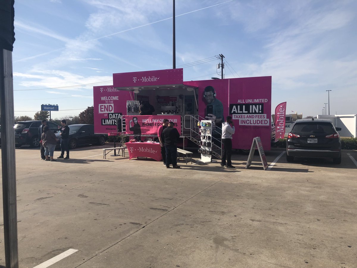 DavidR_NTX's tweet photo. Hey #Dallas come have some #seriousfun with #MagentaCowboy Mobile🚚 &amp; @LaGrande1075 @ our Frankford &amp; Marsh location!! Every hour we will raffle out some cool @Tmobile swag &amp; @LaGrande1075 is raffling $50 gift cards!! 🙌🏽 Come check us out!! https://t.co/vpOWzjy0yV
