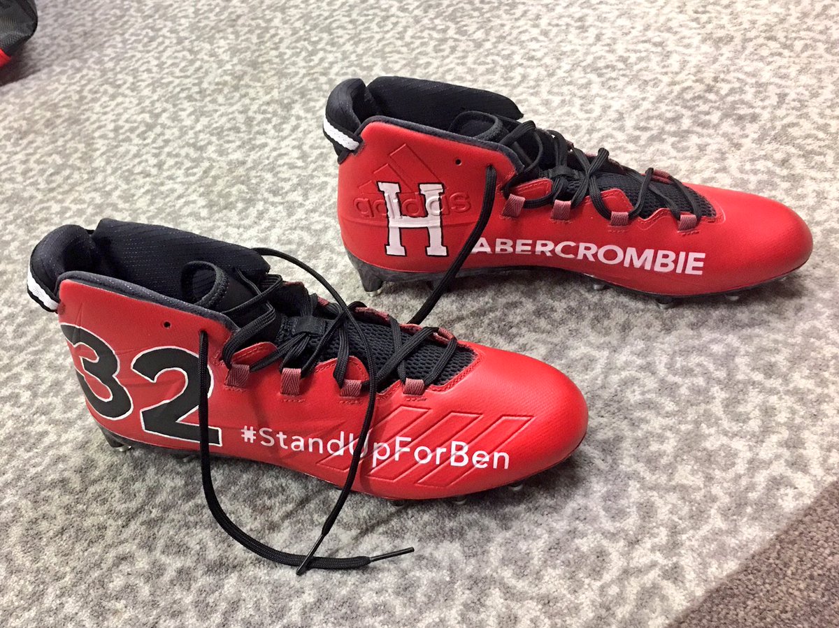 HVClub's tweet image. Check out these 🔥 cleats Ryan Fitzpatrick ‘05 will be wearing tomorrow as the @TBBuccaneers take on the @packers #StandUpForBen #YourTeamForLife harvardvarsityclub.org/abercrombiefund