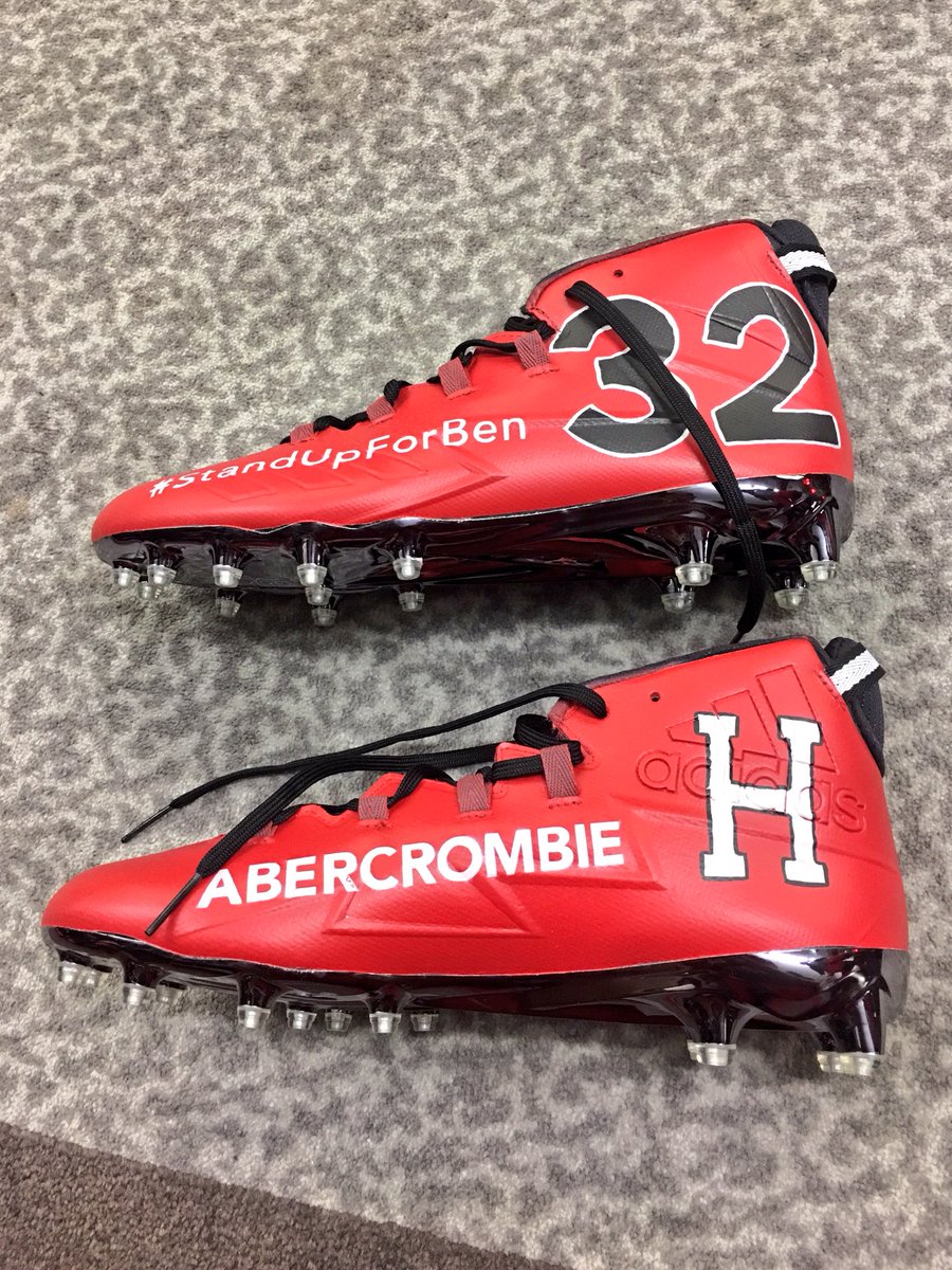 HVClub's tweet image. Check out these 🔥 cleats Ryan Fitzpatrick ‘05 will be wearing tomorrow as the @TBBuccaneers take on the @packers #StandUpForBen #YourTeamForLife harvardvarsityclub.org/abercrombiefund
