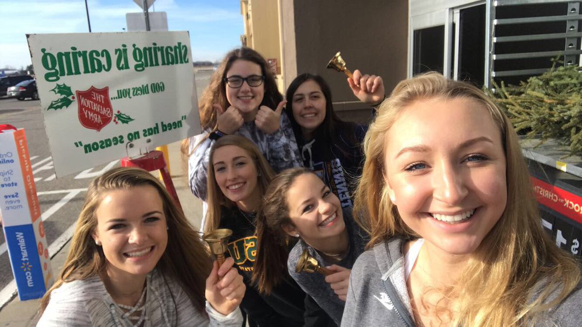 Took a quick break from ringing bells for the Salvation Army for a selfie ✌🏼 🛎