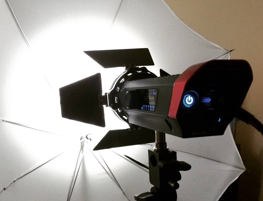 PunkDuck66's tweet photo. Another advantage when using the Amaran 528/672 mounts with the mini 20s is that you can add a photographic umbrella for quick & easy diffusion @aputuretech #Aputure #lightstorm #mini20 #Amaran #cinematography #filmMaking #lighting https://t.co/Y7pM7xq43R
