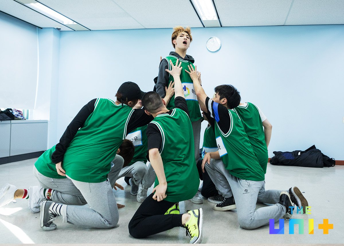 TheUNIT_KBS2017's tweet photo. 유닛B 초록조의 'Heartbeat' 연습 비하인드📷 
　
#더유닛 #TheUnit #유닛B #초록조 #건우 #세빈 #의진 #세용 #캐스퍼 #성호 #정하 #상일 #혁진 https://t.co/jMdwng9o87