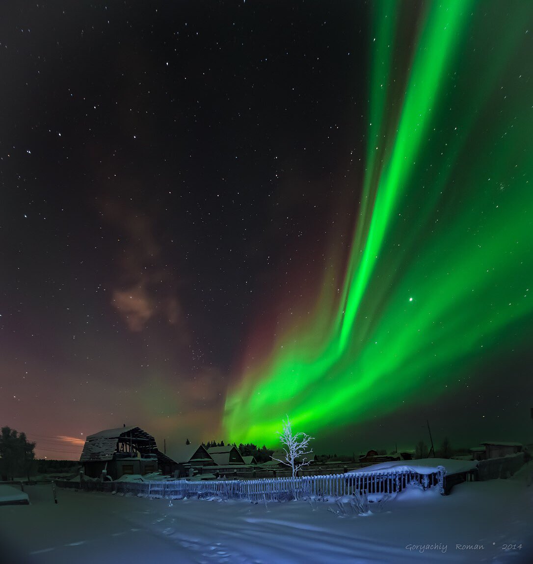 Мурманск столица заполярья зима. М полярный. Кольский полуостров териберка северное сияние. Северное сияние на камчатке. Диксон посёлок городского типа северное сияние.