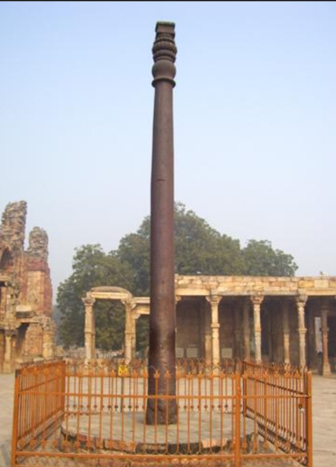 TrueIndology's tweet image. Did you know? The top of Iron pillar in Qutub Minar complex had a Vishnuchakra and probably also a Hindu murti at the top. 

Its original name was Vishnu Dhwaja, as recorded in the Gupta era inscription on its face
The left picture depicts an archaeological reconstruction