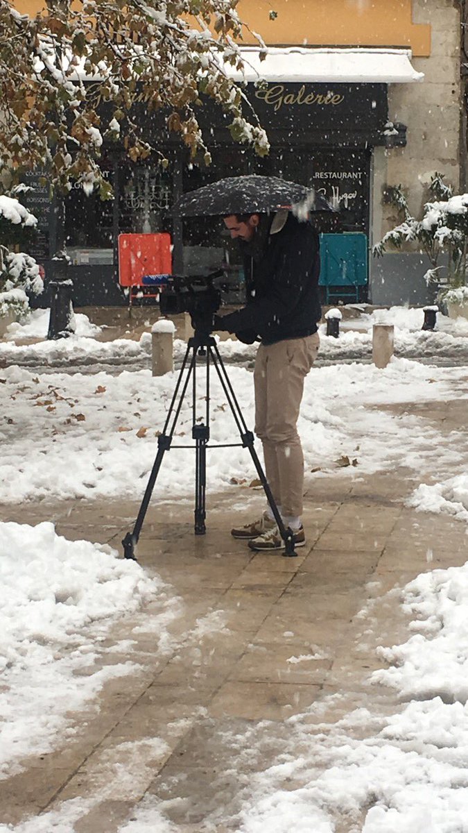 NicolasGalup's tweet photo. Tu reconnais le journaliste varois à sa tenue adaptée à la neige... #Ourlets #Neige #Var @JohanRouquet @serranoseb @FanClubSeb https://t.co/J1LSdndrC9
