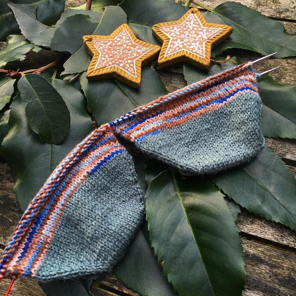 probablyjane's tweet photo. It's Day 2 of #scrapvent2017 and I've added a particular favourite scrap which is @nataliesfergie Club yarn from many years ago inspired by chocolate cake on a blue and white plate - perfectly festive! #handknitsocks #frankensocks #frankensocks2017 #hand… https://t.co/GOIYbt7HsW https://t.co/mVvxRJTD6G