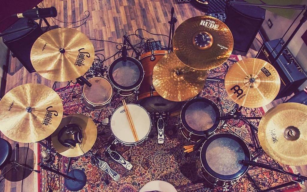 DrumEatSleepRpt's tweet photo. Studio time!
#Repost @nicolasmgimenez
・・・
Ayer estuvimos grabando algunas cosas con AfterDreams, que serán lanzadas en muy poco tiempo! Mi rubia, como siempre,dándome tantas satisfacciones ❤️
.
.
#solidrums #soultone #paiste #meinl #pearl #zild… https://t.co/odY5NEE47f https://t.co/V3PmAv2A1J