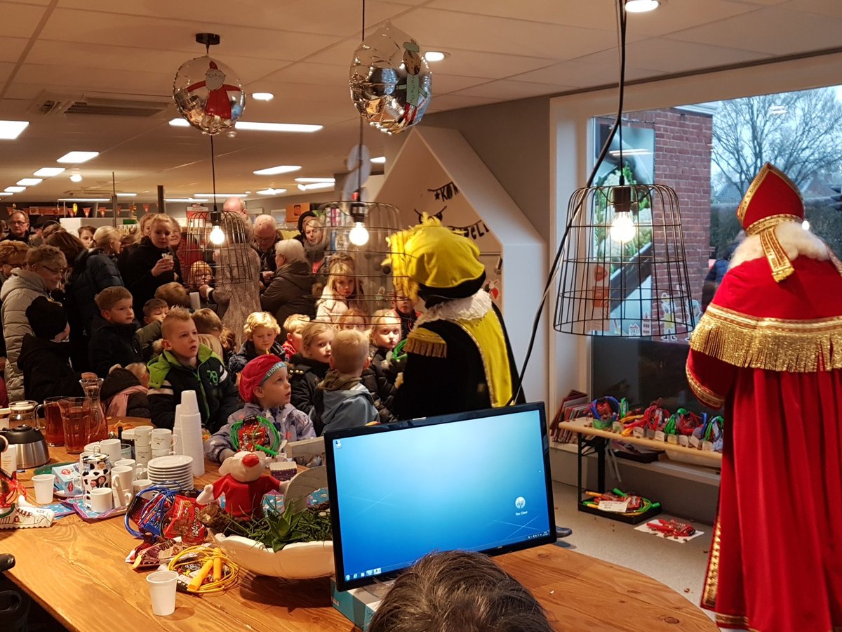 SauwerdWetsinge's tweet photo. Volle bak in de dorpswinkel bij het bezoek van Sinterklaas! https://t.co/zQisA0NvLm