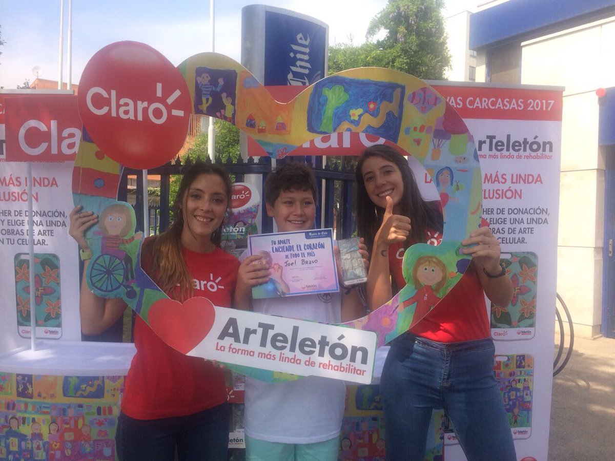 TonkaTP's tweet photo. Todo Chile desplegado, más de 30 mil carcazas que cada persona puede tener solo por hacer su donación en el banco y subir su foto con #llamadoclaro #arteleton ❤️💪🏻 https://t.co/A0qedZNnuL