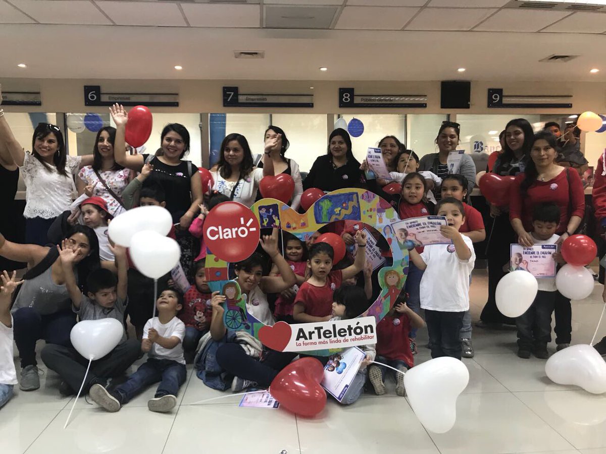 TonkaTP's tweet photo. Todo Chile desplegado, más de 30 mil carcazas que cada persona puede tener solo por hacer su donación en el banco y subir su foto con #llamadoclaro #arteleton ❤️💪🏻 https://t.co/A0qedZNnuL