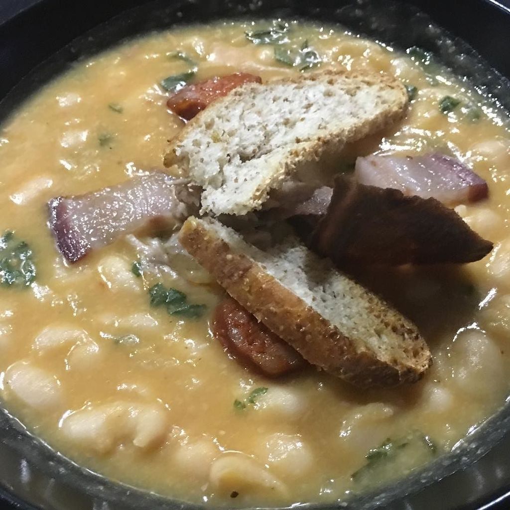 futurobloguero's tweet image. La boda púrpura, un cocido montañés con chorizo ahumado de Roberto Martín del @urbandreamhotels de Granada. Segundo plato de la #cookexperiences de @cookeathome de #juegodetronos ift.tt/2BDZWxW