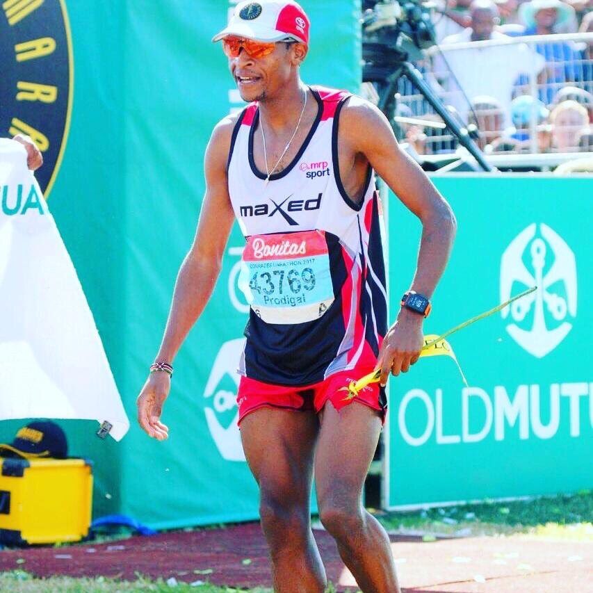 ComradesRace's tweet photo. Amazing run by two-time Comrades Marathon gold medalist @Prodi_Khumalo,  defending his title @UltratrailCT and setting a new UTCT100km course record #UTCT2017 👊 https://t.co/sN7x2K9C1T