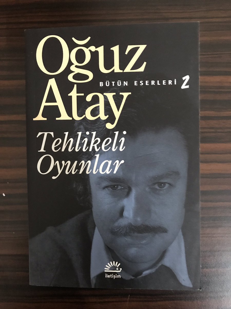 Romanın başkişisi Hikmet, gerçeklerle içtenlikle ilgilenmenin toplumu yönetenlerce tehlikeli görüldüğünü seziyor ve "oyun oynuyormuş gibi" yaşamanın yollarını araştırıyor. Hem "tehlikeli" hem de "oyun"la dolu bir yolda gidebileceği son noktaya kadar gidiyor. #kitap #tbkitap