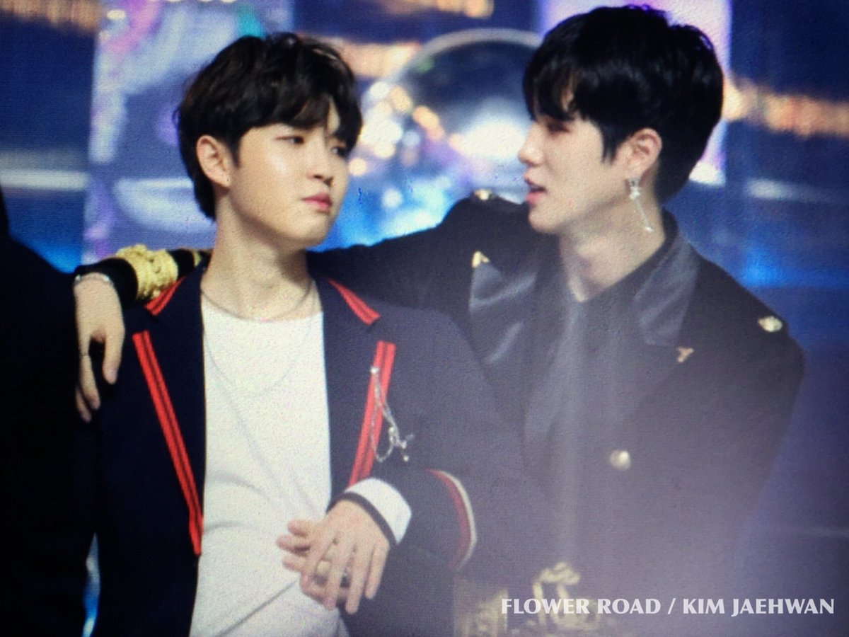 JK_RoGer's tweet photo. ฟิคมาค่ะ !!! มันต้องมี !! แฟนเด็กเผ็ชๆด้วย ดงฮันลูก กอดเอวพี่แบบละมุนมาก ใจกู ㅠㅠ #ดงฮวาน https://t.co/FkAxKnOJZD