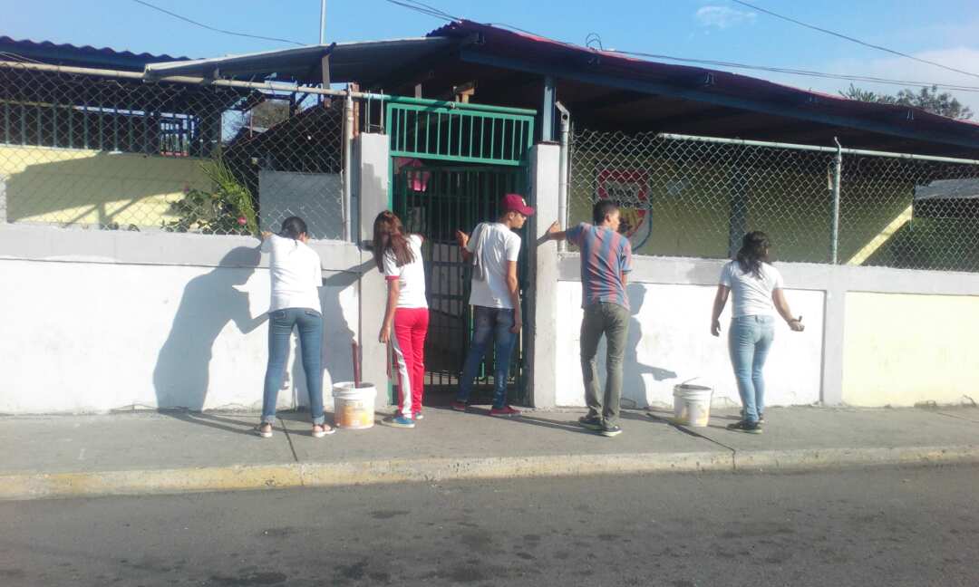 gustavorinc_n's tweet photo. #Lara, en Barquisimeto, el  Liceo Raquel Monasterios con alegría activado con la Jornada de mantenimiento preventivo #EstaEsMiEscuela https://t.co/SqY8fmeNpw
