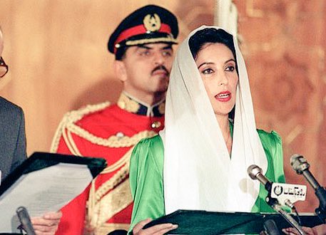 Dec 2nd 1988 my mother Shaheed #BenazirBhutto was sworn in as the 1st female Prime Minister of #Pakistan and in the Islamic world. This was a historic day for Pakistanis this was a shining moment in our chequered history 
#OnThisDay #PPP #UmeedSayYaqeenTak 
#WeMakeHistory