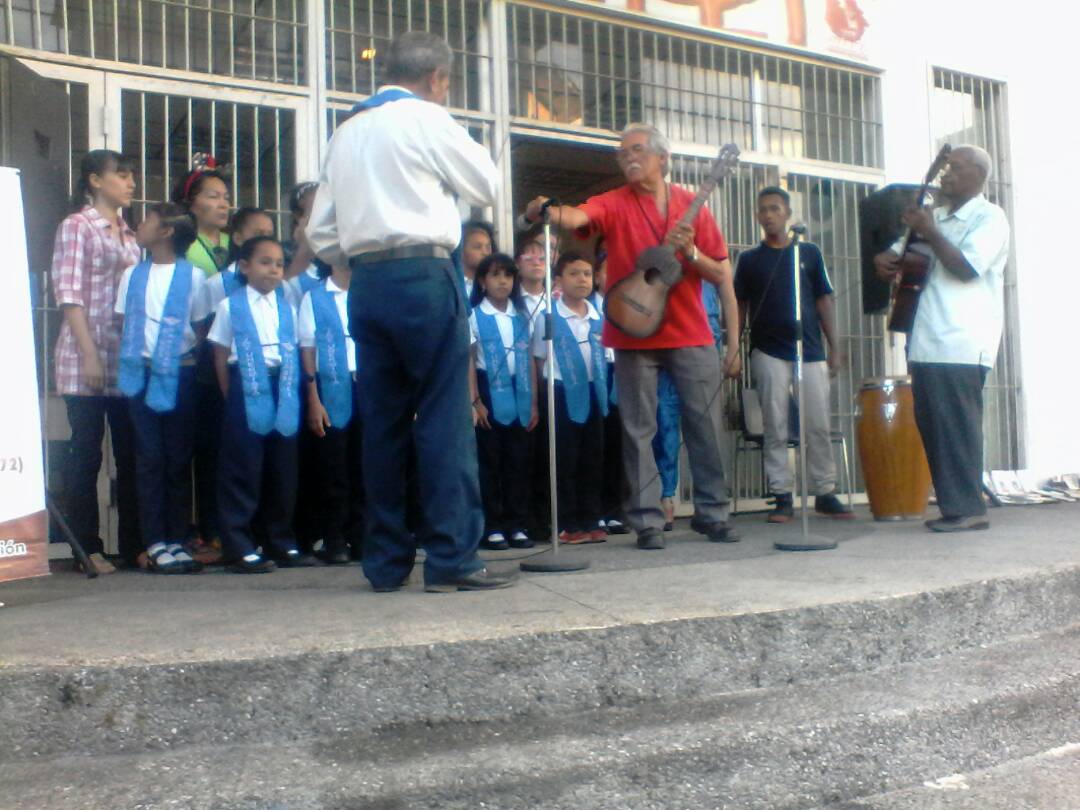 mleerescribir's tweet photo. #FelizSabado y primero del mes de diciembre, Concierto Navideño al frente de @redguarico gracias a Niños Cantores unergistas y a la Defensa Publica @unergprensa1 @DefensaPublicaV #SJM #Guárico #PrendanLaLuzQueEsDiciembre https://t.co/0SP2ayRSv8
