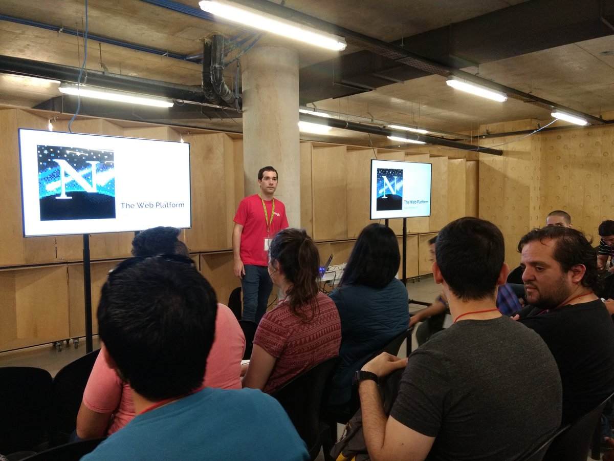 markosdeltomate's tweet photo. Gran charla de leo en la #DevFestBsas #DevFestBA https://t.co/zUBaa7h9NB