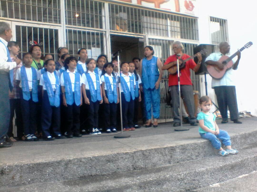 mleerescribir's tweet photo. #FelizSabado y primero del mes de diciembre, Concierto Navideño al frente de @redguarico gracias a Niños Cantores unergistas y a la Defensa Publica @unergprensa1 @DefensaPublicaV #SJM #Guárico #PrendanLaLuzQueEsDiciembre https://t.co/0SP2ayRSv8