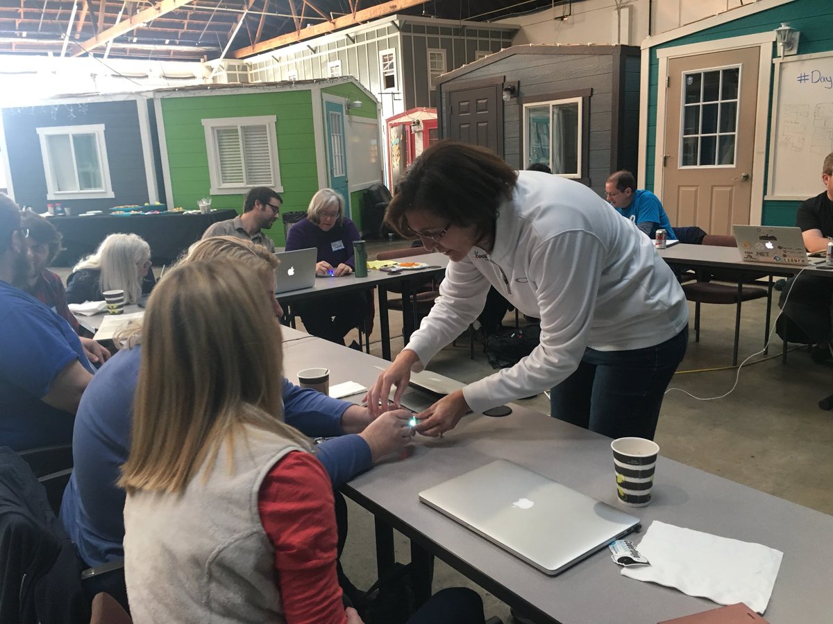 CoderDojoIN's tweet image. Learning about @littleBits with our amazing partner Christine from @codeliciousHQ! #ReadySetCode #GoCode #INCodes