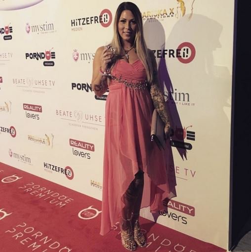 Porno_de_'s tweet photo. Mia Blow postete: Venus Award 2017 #miablowhh #miachristin #Berlin #Venus2017 #gala #award #preisverleihung #pornsta https://t.co/j0mbALj3vo https://t.co/4cdLkOERKm