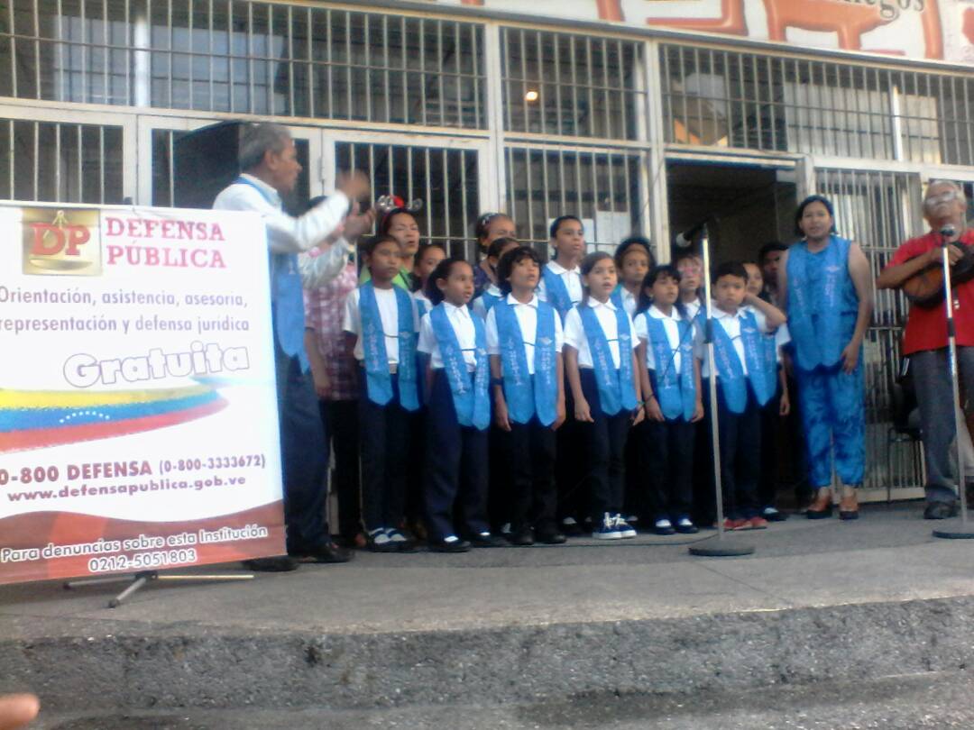mleerescribir's tweet photo. #FelizSabado y primero del mes de diciembre, Concierto Navideño al frente de @redguarico gracias a Niños Cantores unergistas y a la Defensa Publica @unergprensa1 @DefensaPublicaV #SJM #Guárico #PrendanLaLuzQueEsDiciembre https://t.co/0SP2ayRSv8