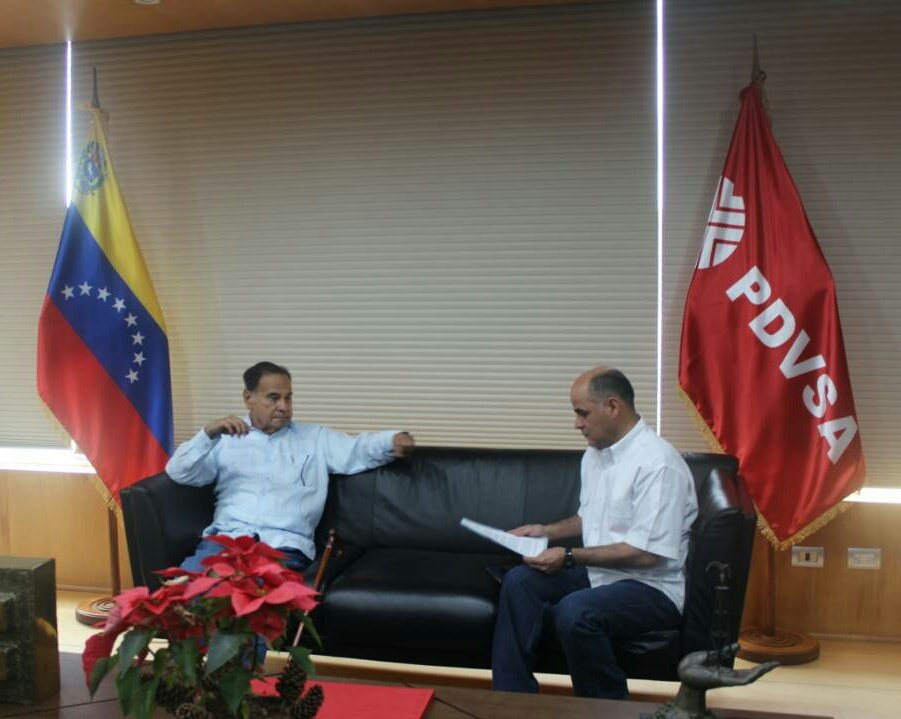 PDVSA's tweet photo. 🇻🇪🛢Presidente @NicolasMaduro encomendó al ministro @MQuevedoF y al doctor Rodríguez Araque la misión de incrementar la producción en PDVSA junto a la clase obrera #VenezuelaTriunfaEnDialogo https://t.co/T4d6kHQNf5