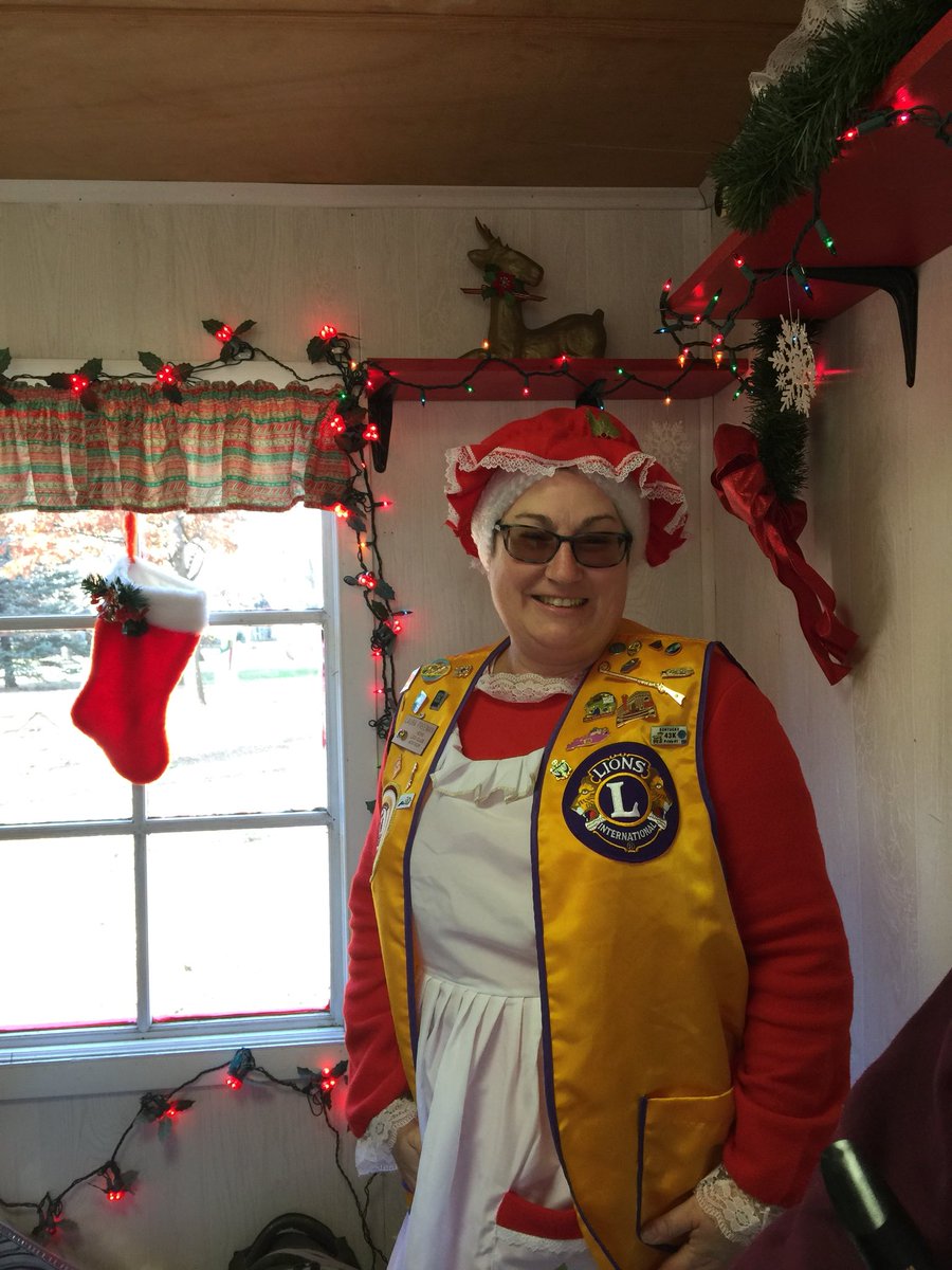 leoclubsof43k's tweet photo. @HCLeos Head Advisor Laura Freeman is extra festive today for the Christmas Parade. https://t.co/kz78L1ypdo