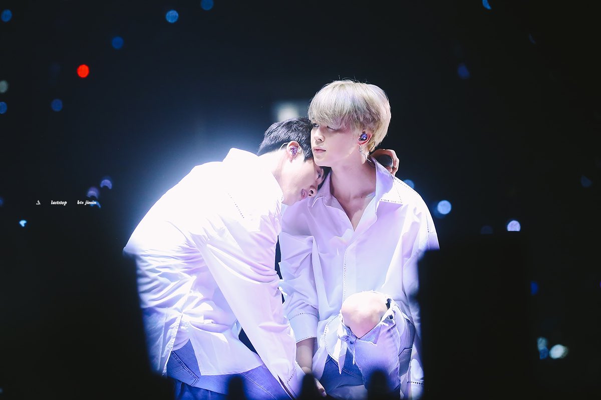 JOCOBOCHIMCHIM's tweet photo. จีมินไม่ก้มแล้วอะ ทุกครั้งจะก้มพร้อมจินหรือเปล่า คราวนี้สายตาแน่วแน่มาก #LoveMyself #LOVEYOURSELF_承_Her #JIMIN #JIN #SpringDayBestMV #2017MMA https://t.co/aJBHHgYrGx