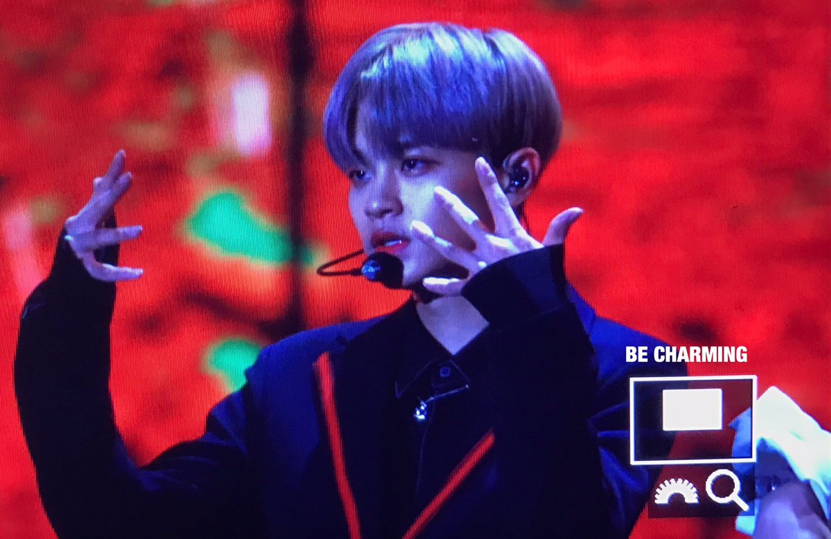 _beCHARMING_'s tweet photo. 171202 멜론 뮤직어워드 
#이대휘 #대휘 #워너원 #WANNAONE #LEEDAEHWI #DAEHWI https://t.co/70sja2eCqv