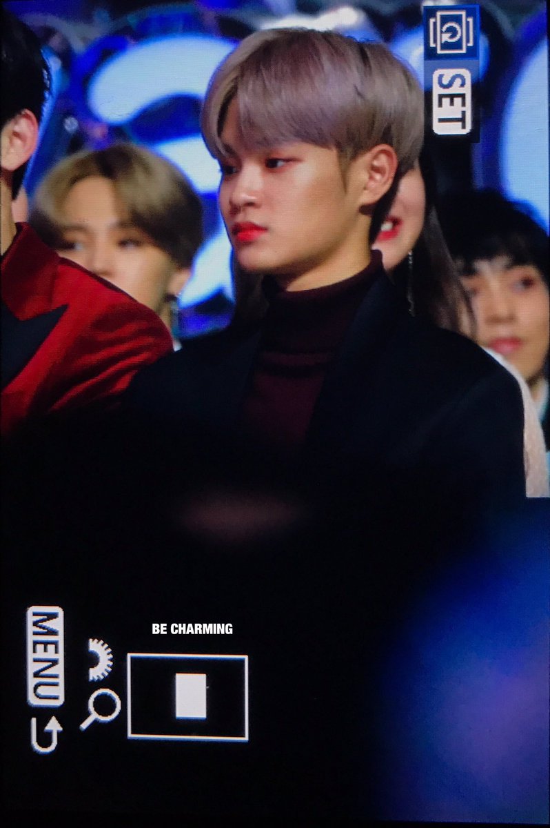_beCHARMING_'s tweet photo. 171202 멜론 뮤직어워드 
#이대휘 #대휘 #워너원 #WANNAONE #LEEDAEHWI #DAEHWI https://t.co/JNg3iZwZXp