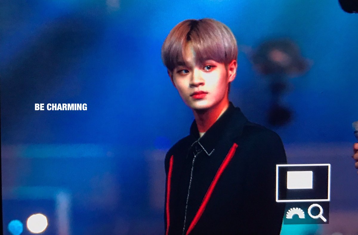 _beCHARMING_'s tweet photo. 171202 멜론 뮤직어워드 
#이대휘 #대휘 #워너원 #WANNAONE #LEEDAEHWI #DAEHWI https://t.co/JNg3iZwZXp