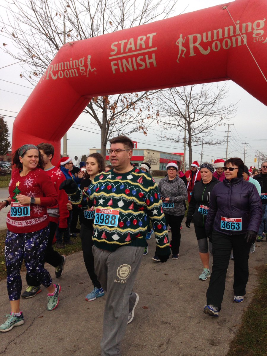 BarronRunning's tweet image. Festive #runners @santashuffle @JohnStantonRR @WhitbyRunRoom @OshawaRunRoom @TownofWhitby helping those in need