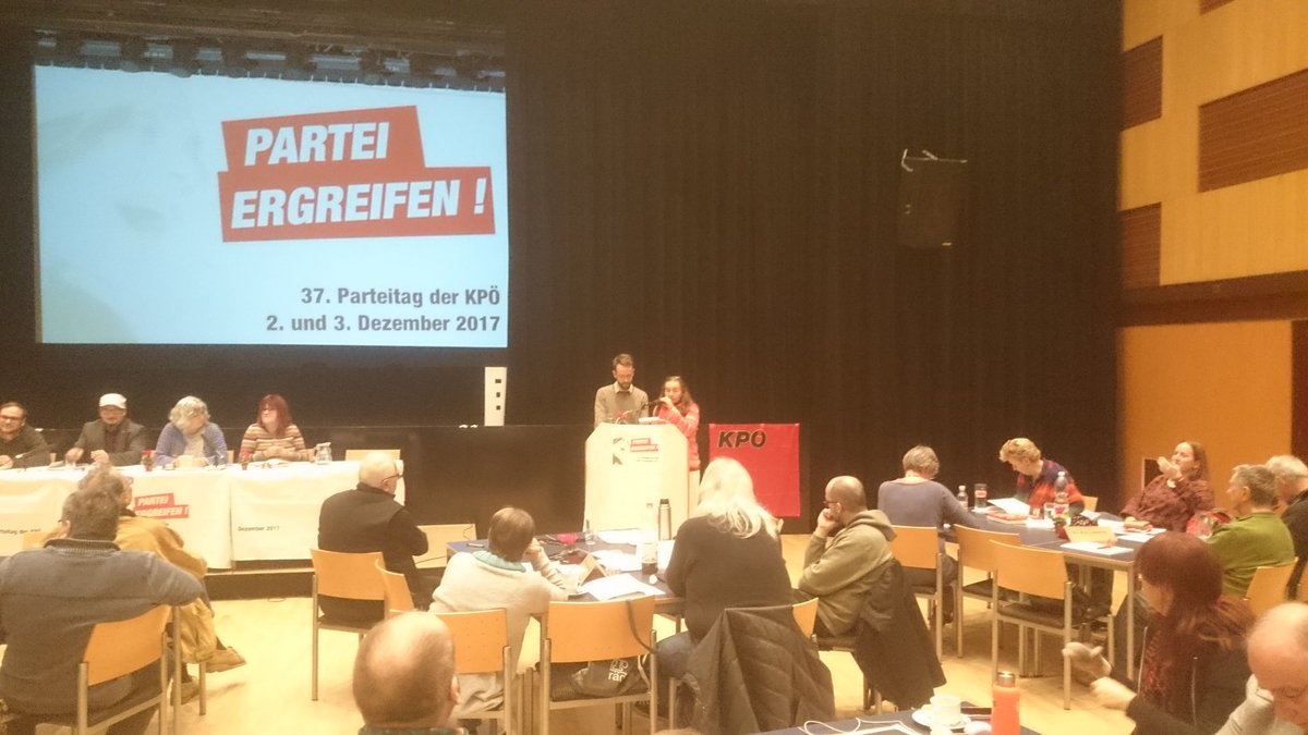 KPOE_EL's tweet photo. Von weiter weg zu uns gekommen: Ethan Earle von der Democratic Socialists of America @DemSocialists und Gewerkschaft United Auto Workers US am #pt37 Er zieht u.a. eine Linie von.Trump zu Kurz. #parteiergreifen https://t.co/IMzxDXR48x