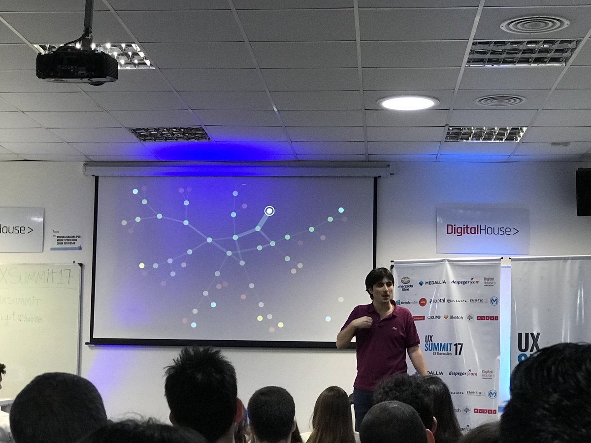 fedecodino's tweet image. @ecosenza iluminándonos sobre porqué es importante contar historias #UXSummit17