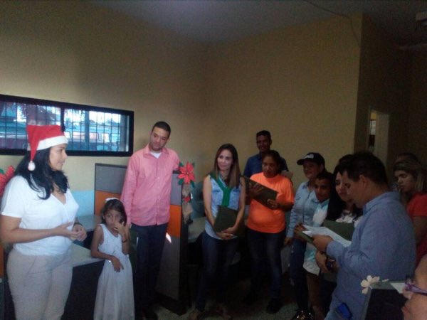 OficdePersonal's tweet photo. Como una gran familia acompañamos a los trabajadores de @Fusellara a recibir la navidad. https://t.co/FCEMIFuedC