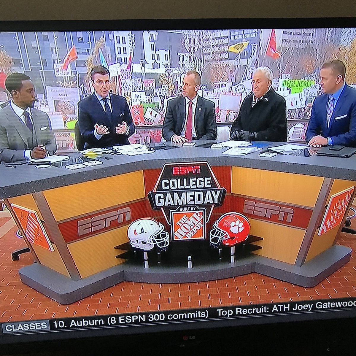 .<a href="/StateCoachD/">Dave Doeren</a> looking 👍🏽 on  <a href="/CollegeGameDay/">College GameDay</a> 
#1Pack1Goal 🐺🐺🏈