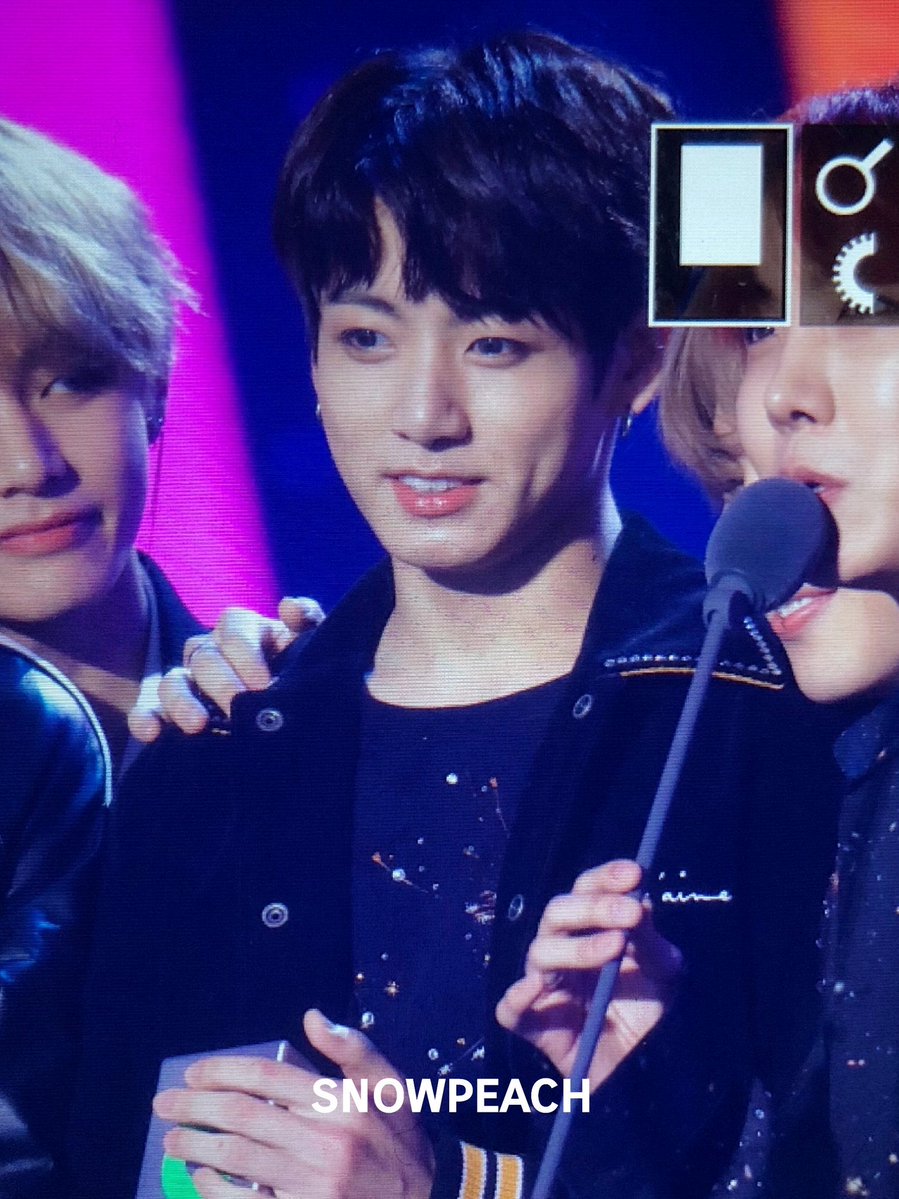 Kim_Hyeyi_'s tweet photo. Ôi VKook! Lại tiếp tục là VKook! Sao thính VKook từ MAMA, MMA ko ngừng đổ xuống đầu tui thế này. Xem mà quắn quéo ngồi ko yên 😂😂😂😂😂
#MAMABTS2017 
#MMABTS https://t.co/cbrIAtmjZj