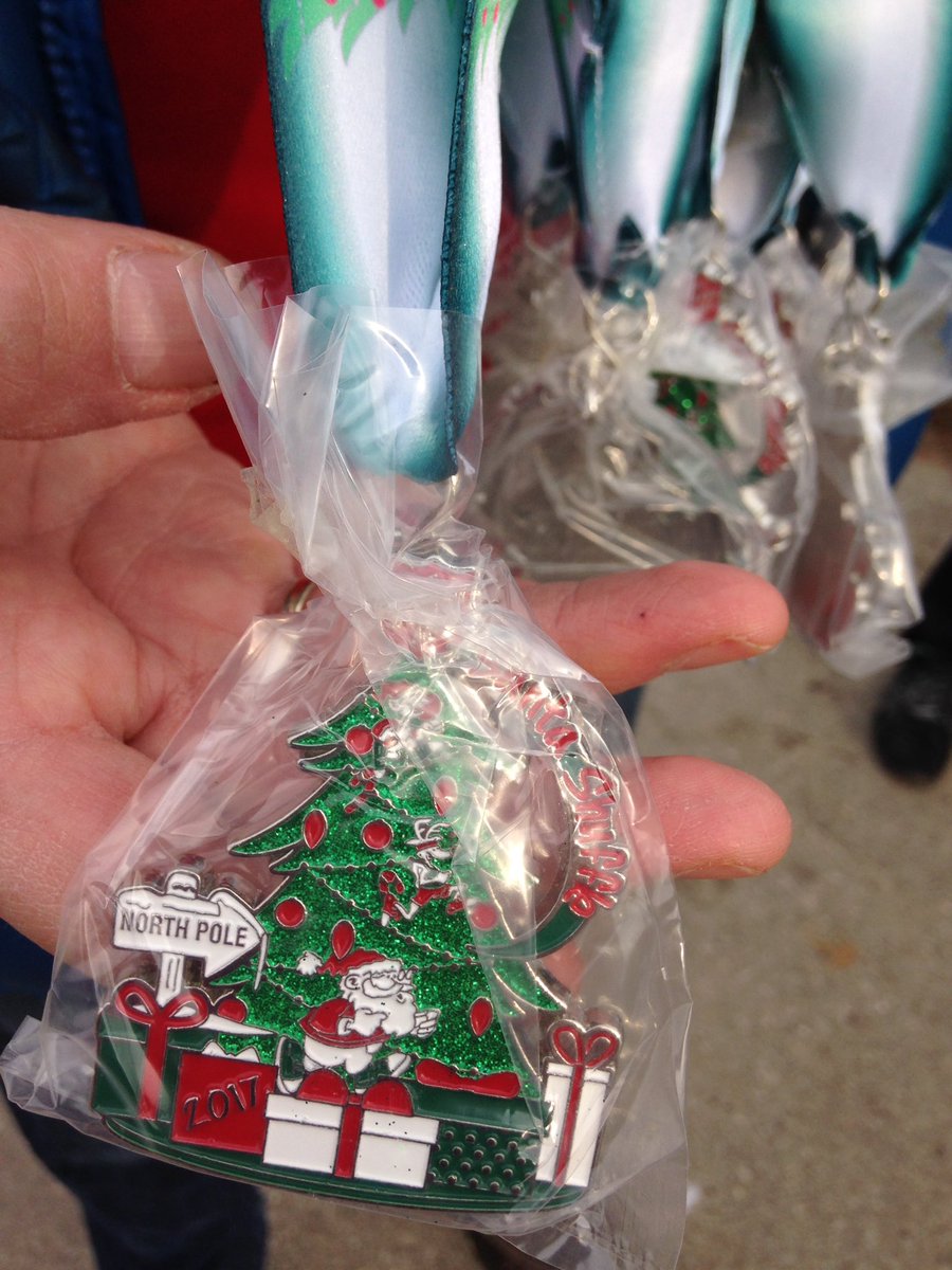 BarronRunning's tweet image. Cool medal @santashuffle @OshawaRunRoom @TownofWhitby @WhitbyRunRoom @runningroom #santashuffle helping those in need