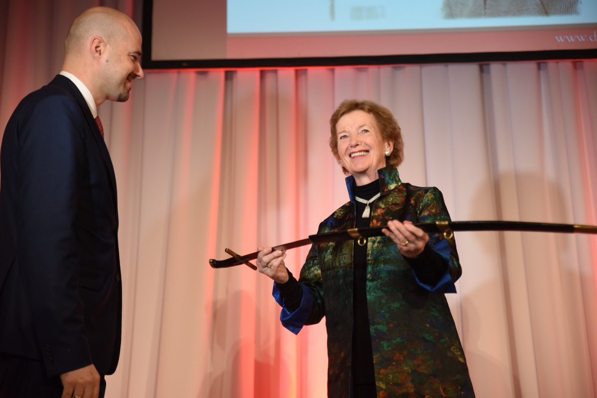 FundPulaskiego's tweet photo. Wręczenie nagrody #RycerzWolnosci Pani Mary Robinson, Prezydent #Irlandia (1990 - 1997), Wysokiej Komisarz @UN do spraw Praw Człowieka (1997 - 2000) https://t.co/dsEH1L0aDy