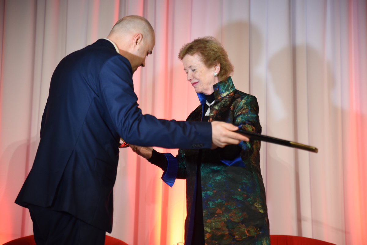 FundPulaskiego's tweet photo. Wręczenie nagrody #RycerzWolnosci Pani Mary Robinson, Prezydent #Irlandia (1990 - 1997), Wysokiej Komisarz @UN do spraw Praw Człowieka (1997 - 2000) https://t.co/dsEH1L0aDy