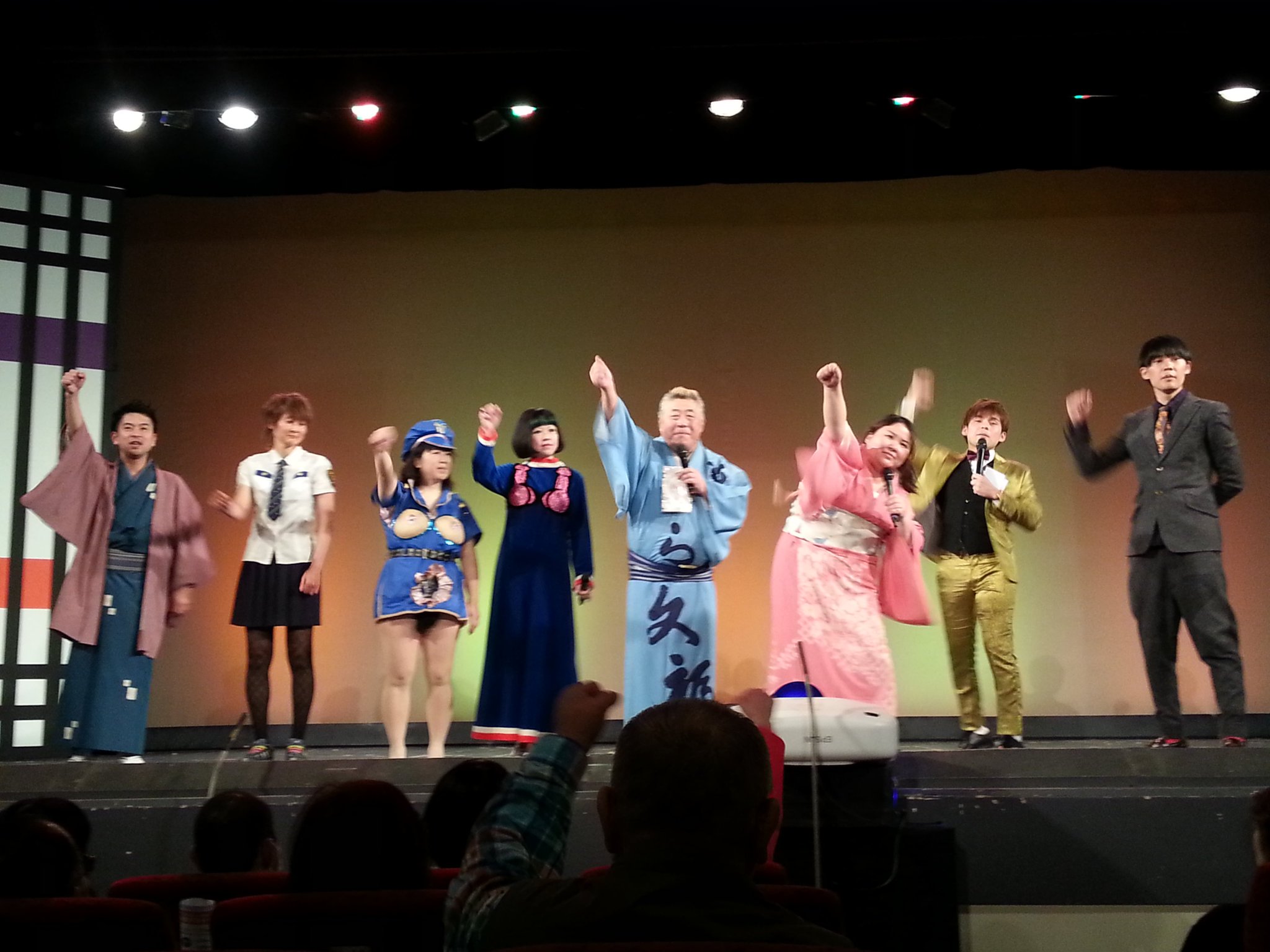 のこのこ V Twitter 桂ぽんぽ娘の京都ピンク花月 第三夜 ゲストの原田伸郎さんが懐かしい 青い山脈の替歌を披露してくれた 宴会で聴かされた唄がとても懐かしかった それ以外は とても書けない秘密倶楽部です 上げた拳の意味が深すぎる 京都ピンク花月