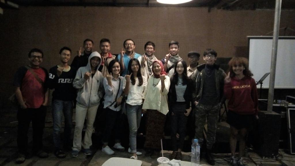 adewhabtsa's tweet photo. Hatur nuhun udah datang pada bincang dan dendang komunitas AARC pada Books Out, di Jalan Ranggamalela 15, Bandung https://t.co/TrpPNFVsVr